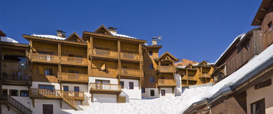 montagnettes-hameau-du-soleil-wintersport-exterieur.jpg