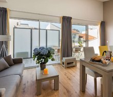 patios-eugenie-biarritz-aquitaine-woonkamer-balkon-220x190.jpg